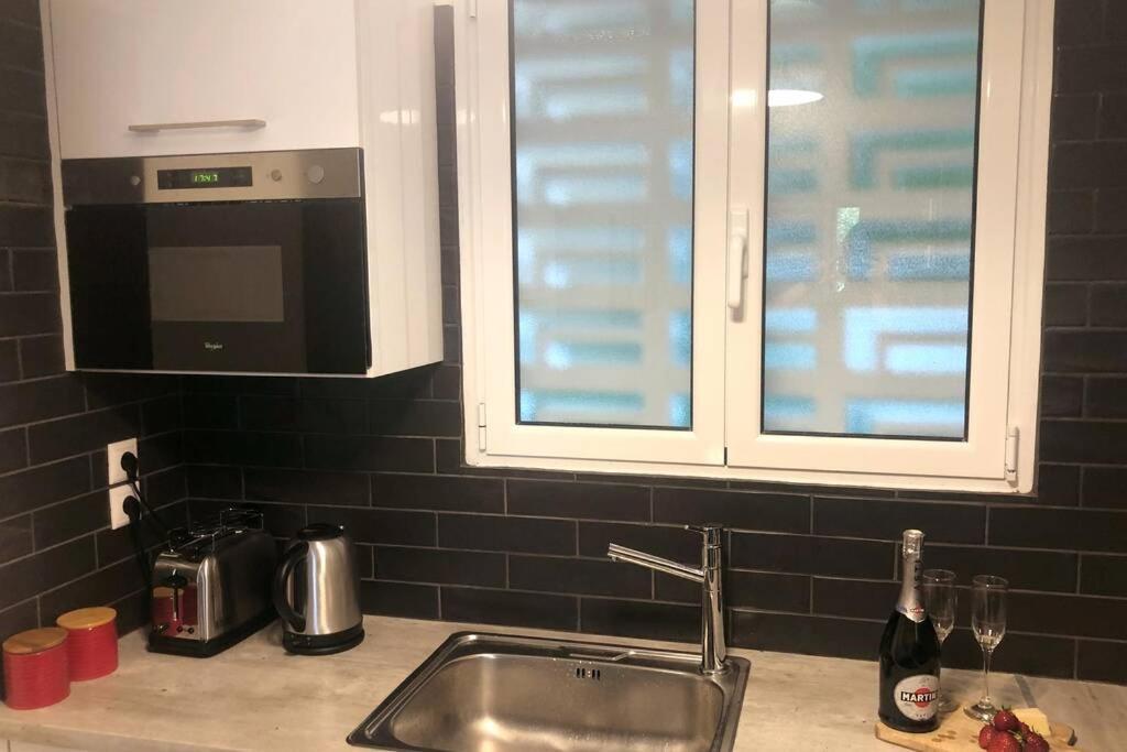 Tropicana Apartment Атина Екстериор снимка